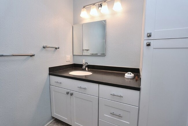 Building Photo - Beautiful corner halfplex available now for rent!