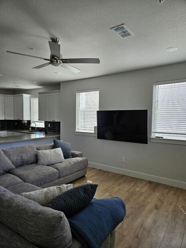 Building Photo - Beautiful 3 bedroom Condo