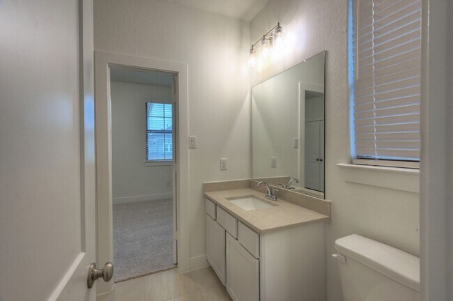 Building Photo - 1535 Crystal Stream Dr