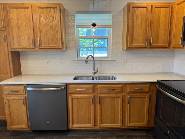 Building Photo - West AVL - Beautifully Updated Townhouse