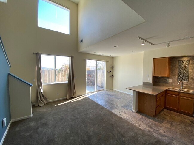 Building Photo - North Valley - 3 Bed 2 Bath - Near Water P...