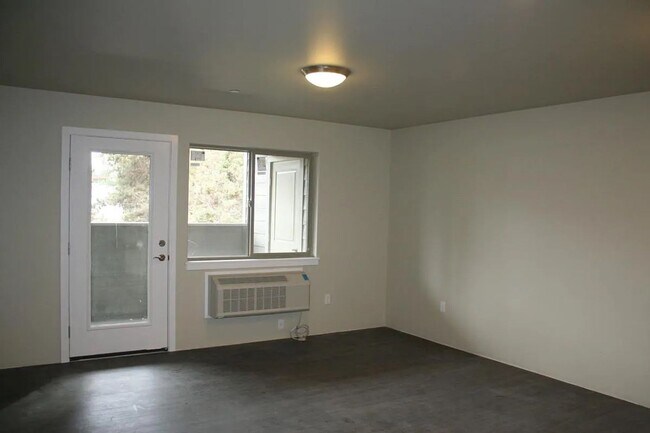 Building Photo - 206- 200 SW Summer Lake Dr