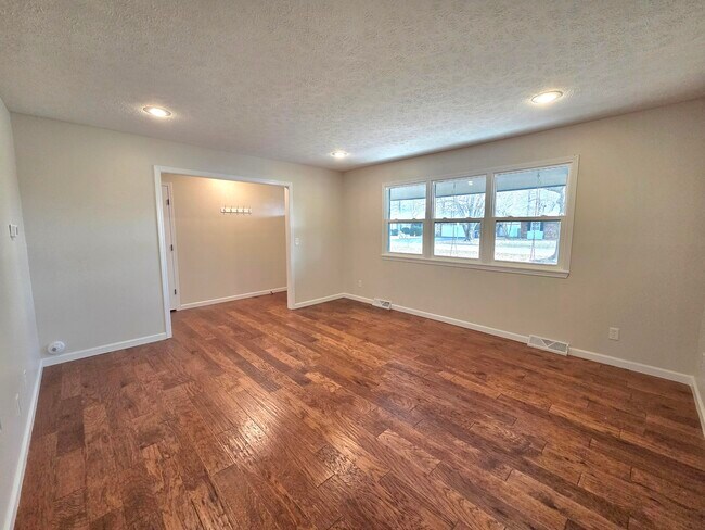 Building Photo - 213 W Aven Ave