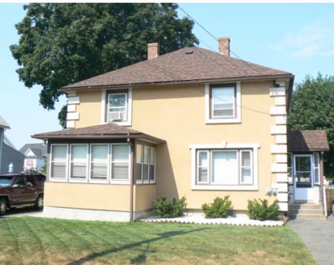 Building Photo - 25 Maple St