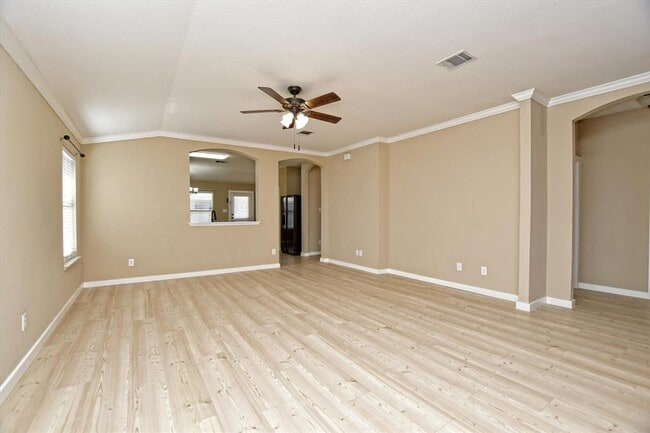 Building Photo - 537 MacKenzie Way