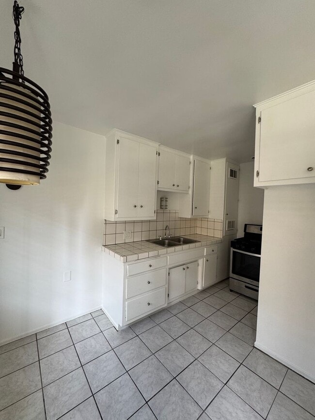 Primary Photo - 1 Bedroom in Gardena With Parking Included...