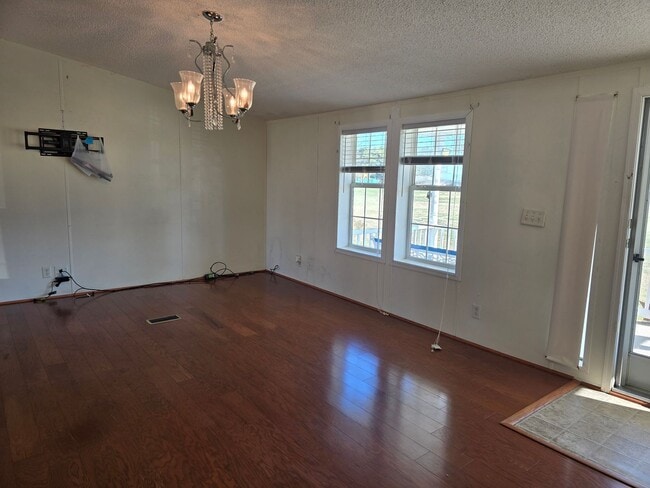 Building Photo - 4 Bed, 2 Bath Ranch in New Hope Area