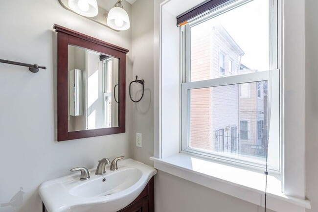 Building Photo - Bright One Bedroom Gem in Columbia Heights!