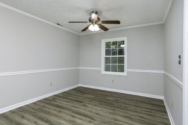Building Photo - Spacious 3BR/2.5BA with Fenced Yard & Attached Garage in Piedmont $1,850/mo rent
