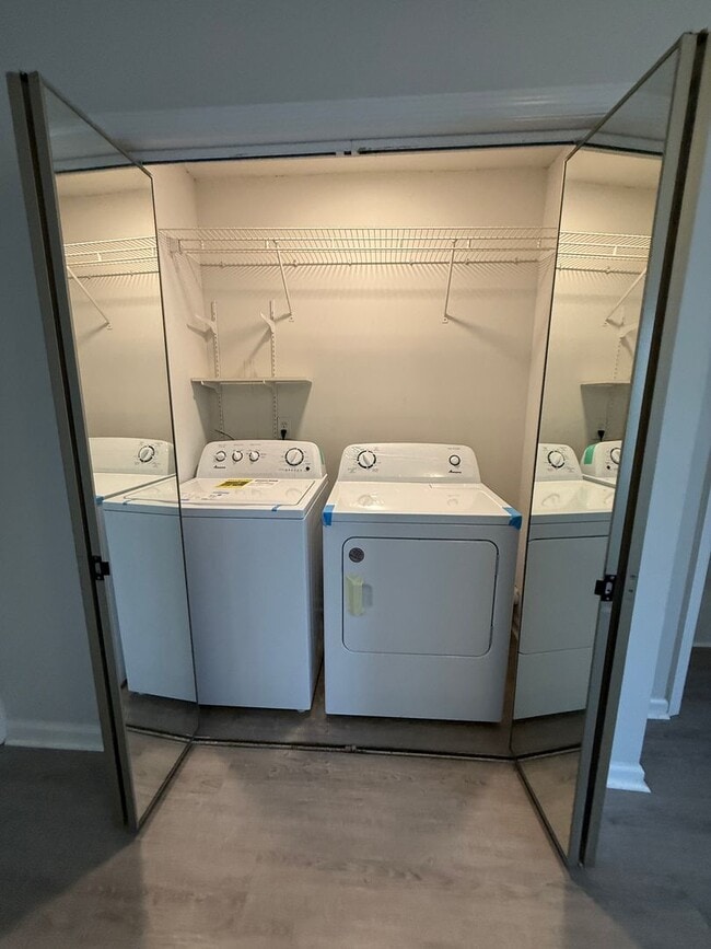 Building Photo - Updated 2BED/1BATH Townhome with bonus fle...