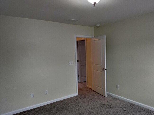 Building Photo - 128 Carolina Wren Ave