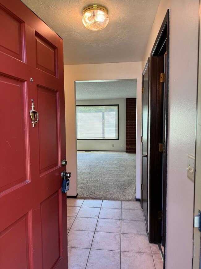 Building Photo - 3 bedroom 2.5 bathroom duplex off Coburg Rd.