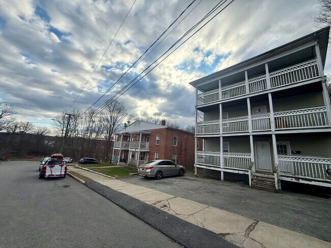 Building Photo - 9 Buck St