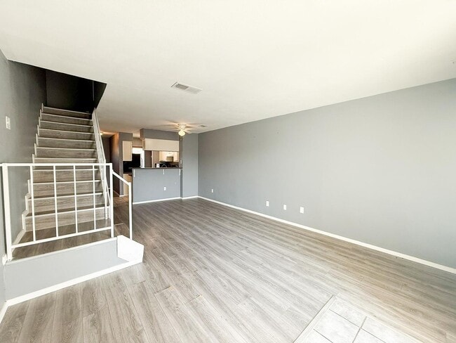 Building Photo - Spacious 2 story townhouse with fenced yard!