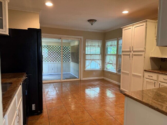 Building Photo - Beautiful Kitchen and Open Floor Plan