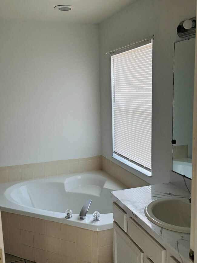 Building Photo - 810 Veronica Cir