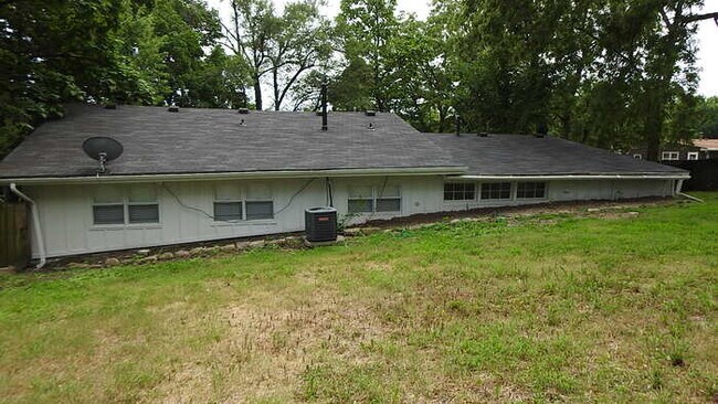 Building Photo - Newly rehabbed fully rehabbed 4 bed 2 bath...
