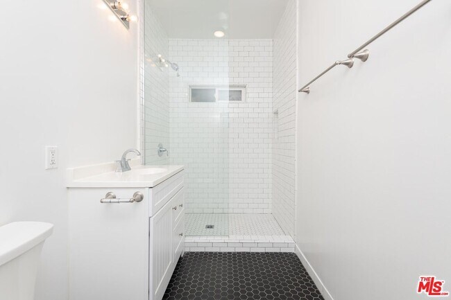 Building Photo - 7714 Rosewood Ave