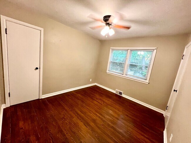 Building Photo - Centrally Located Single Famliy Home!