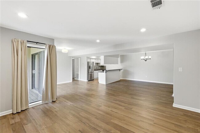 Building Photo - 605 Candler St