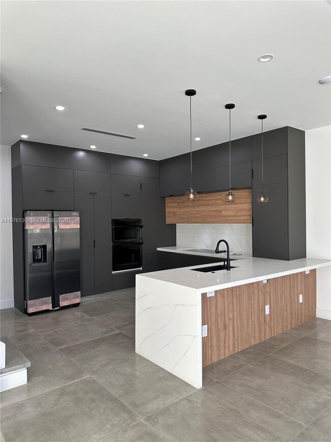 Building Photo - 4655 SW 32nd Ave