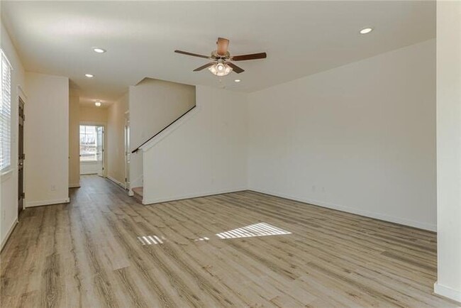 Building Photo - Beautiful townhome/condo located in Pfluge...