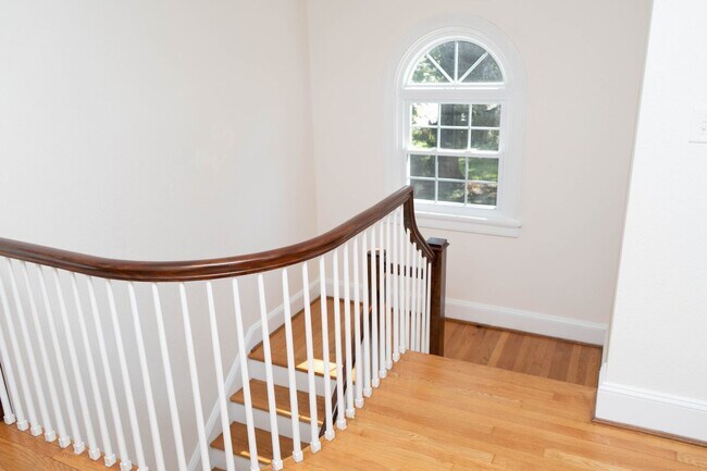 Building Photo - 3 Bedroom Home Located Near UVA