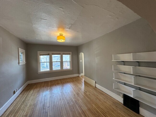 Building Photo - 824 E Wright St