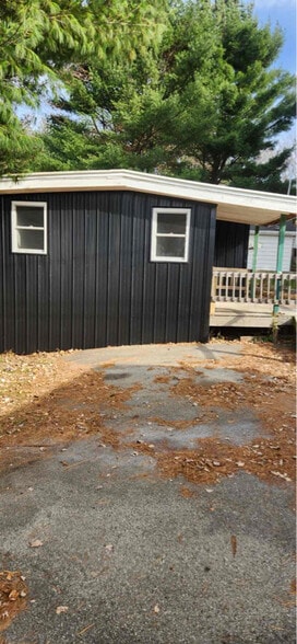 Building Photo - 370 Church St