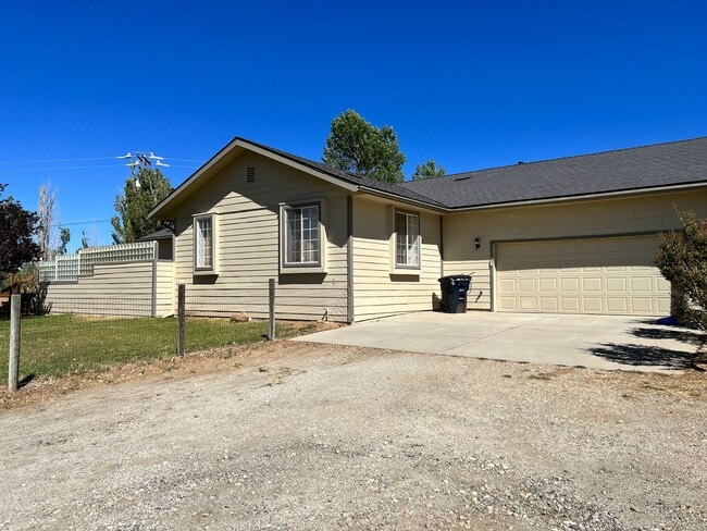 Building Photo - BEAUTIFUL Mountain Home