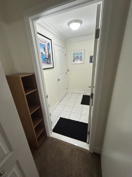 Building Photo - 9512 Saddlebrook Dr