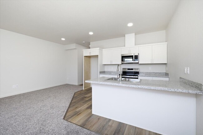 Building Photo - 2028 Sunset Dr
