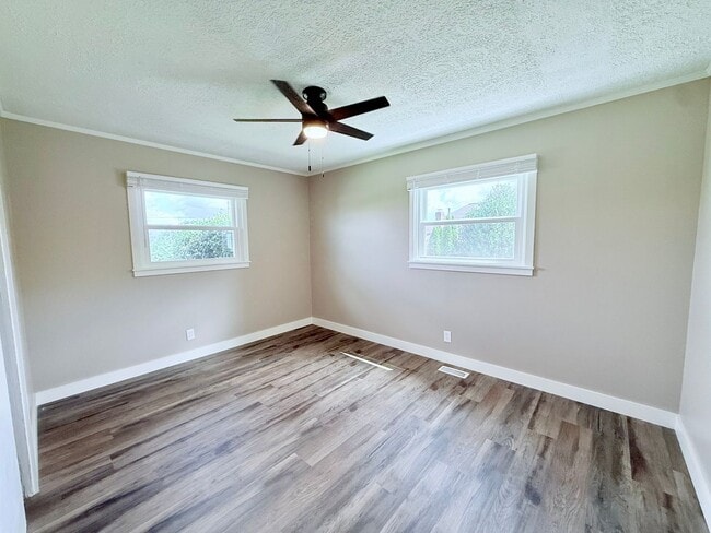 Building Photo - Stunningly Renovated 3 Bed, 2 Bath Home in...