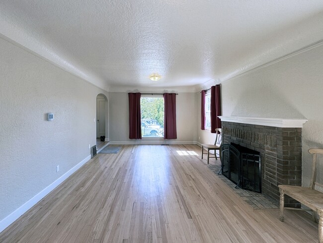 Building Photo - 540 Van Buren St