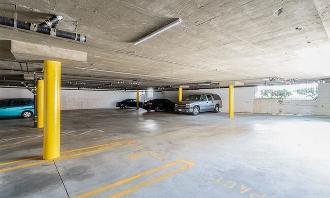 Building Photo - 611 S 6th St