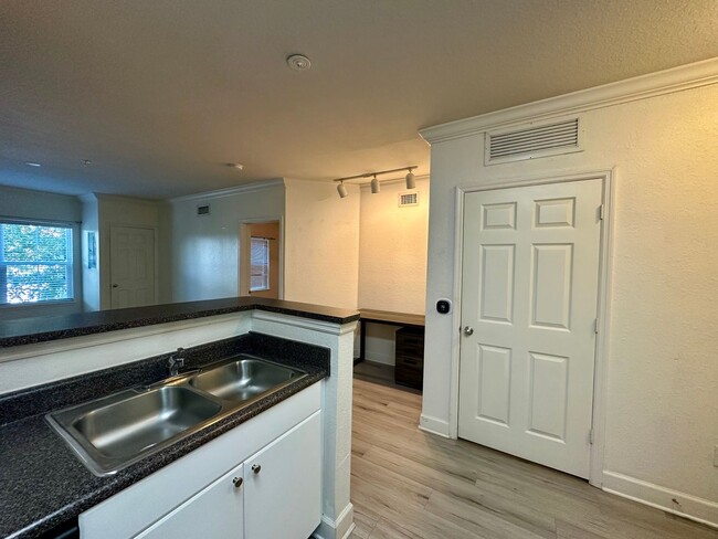 Building Photo - Chic 1-Bed, 1-Bath Apartment in the Heart ...