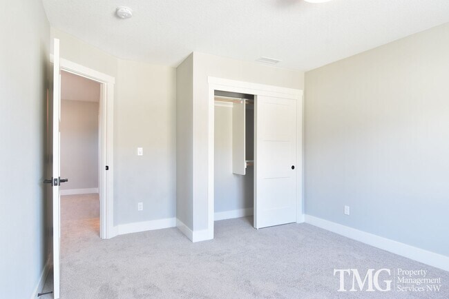 Building Photo - AmazingTownhome with Stunning Finishes! 1900+ Sq Ft, Fenced Yard!