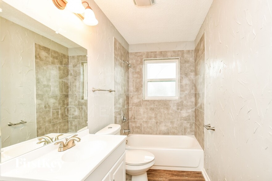 Building Photo - 1020 Mary Dr