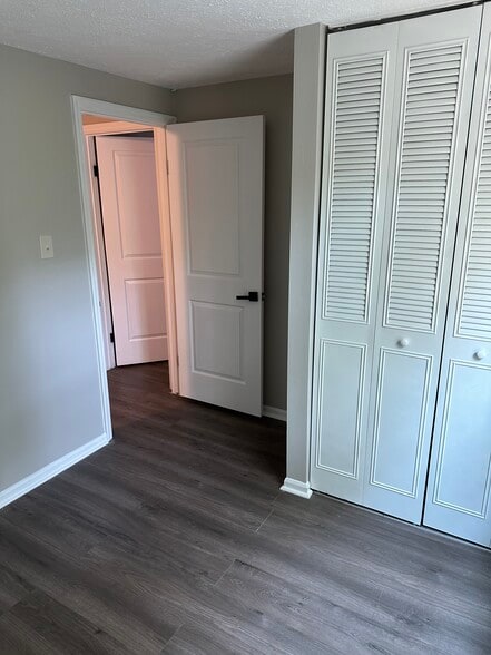 Building Photo - 10 Victoria Manor Ct