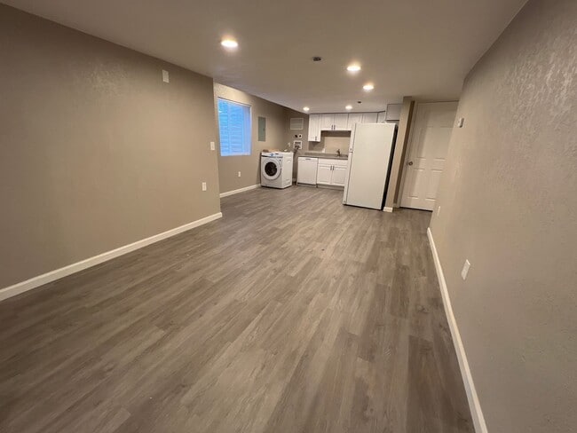 Building Photo - 3 Bed 1 Bath in Denver's Elyria Swansea Neighborhood!