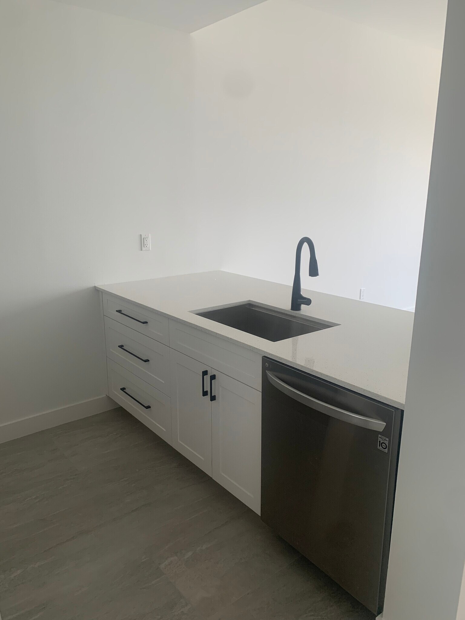 Kitchen Sink / Counter - 511 Lucerne Ave