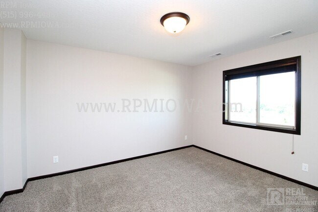 Building Photo - OVER 2000 SQ FT!!   5 Bedroom, 3.5 Bath Home in Urbandale