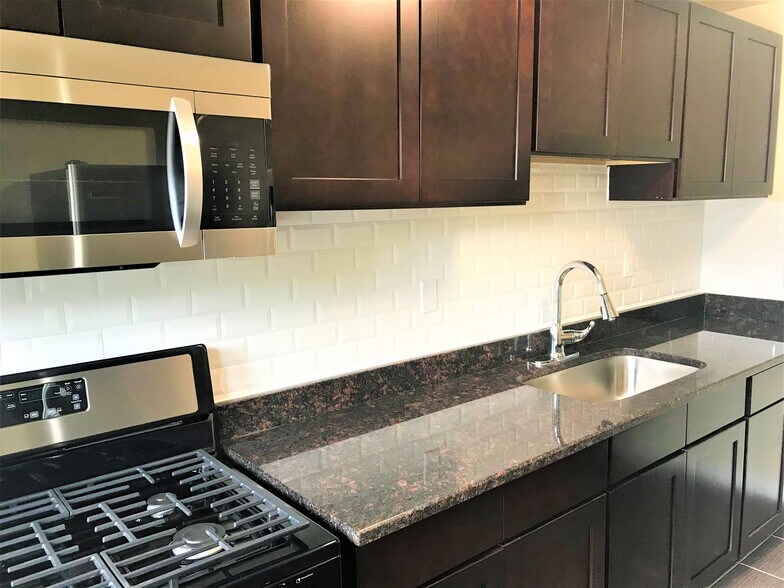 Building Photo - 204 Cleveland St