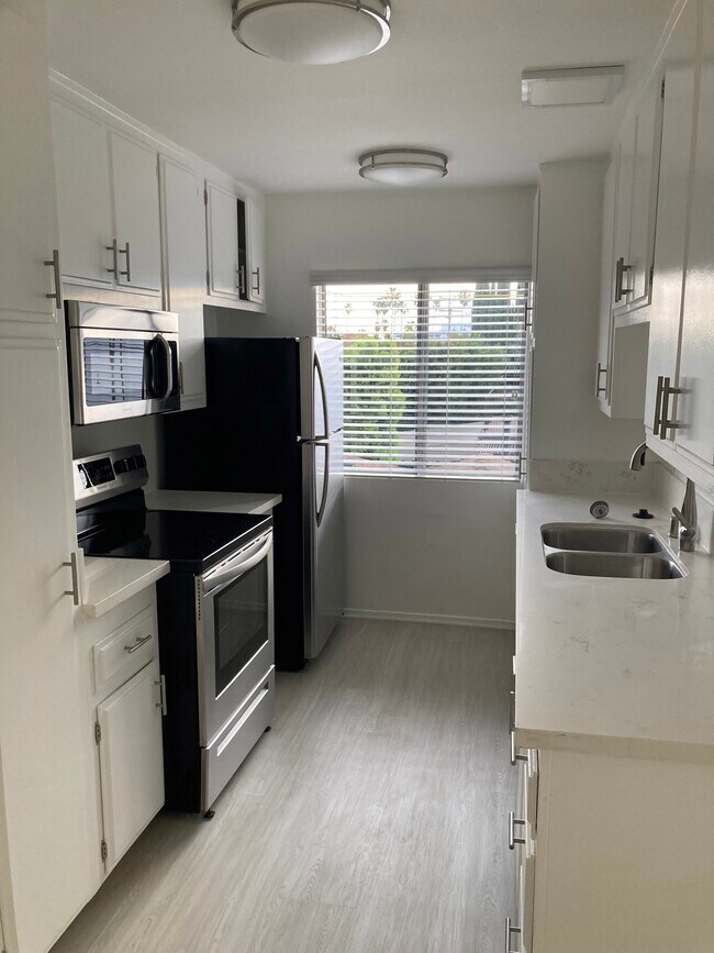 Building Photo - 8725 Clifton Way