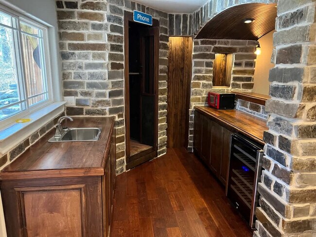 Building Photo - 1906 Almand Dr