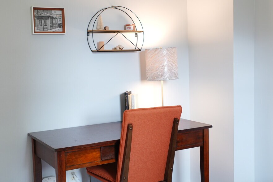 3rd Bdrm desk - 288 Downsview Dr