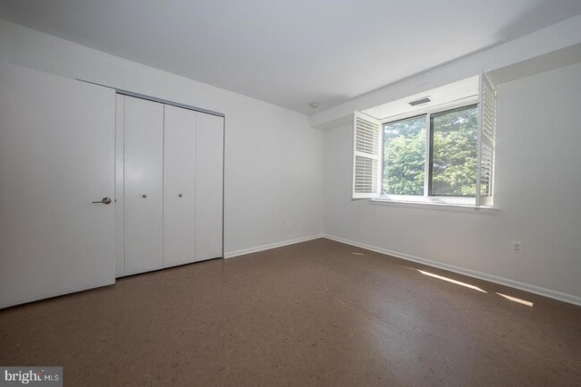 Building Photo - 1640 Oakwood Dr