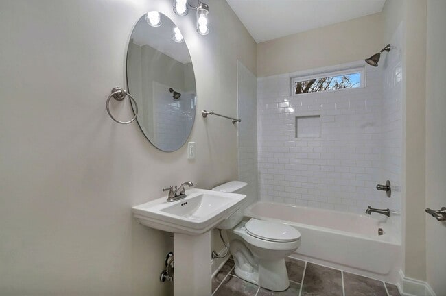 Building Photo - Modern Living in Downtown Nashville!