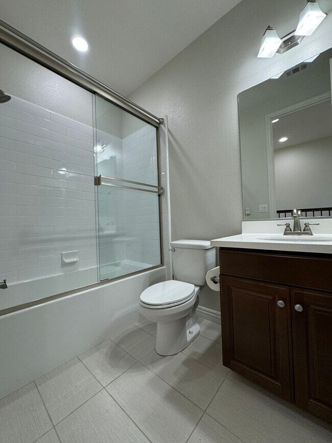 Building Photo - Modern 5 Bed, 4.5 Bath Home in Tustin Legacy