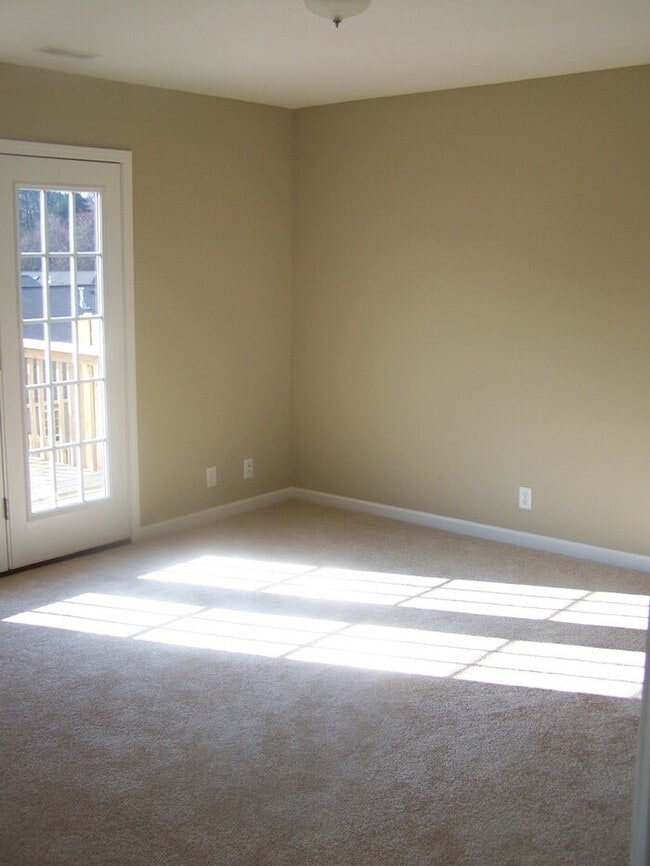 Building Photo - 3 bed, 2 bath, 2 car garage townhouse w/ b...